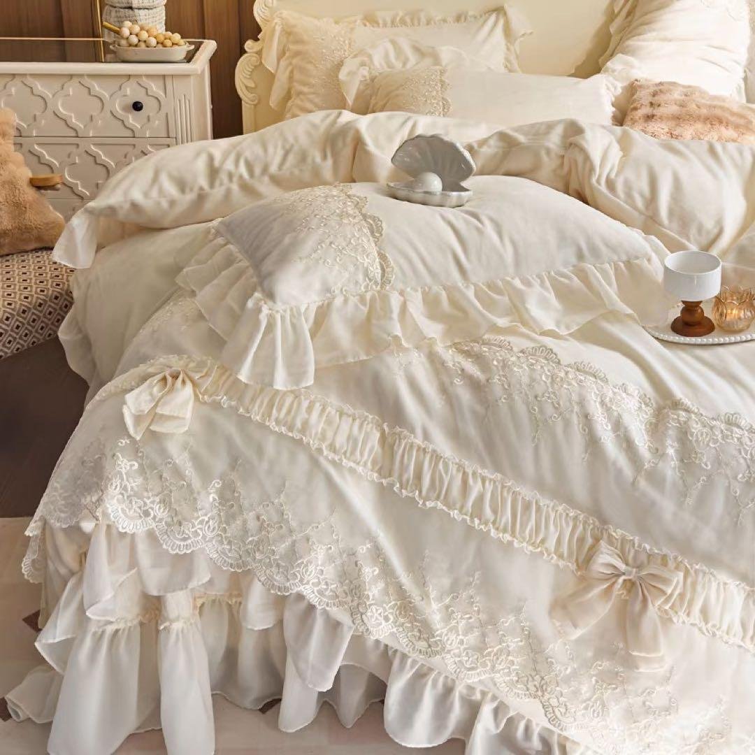 クリーム色フリル付きキングカバーセット