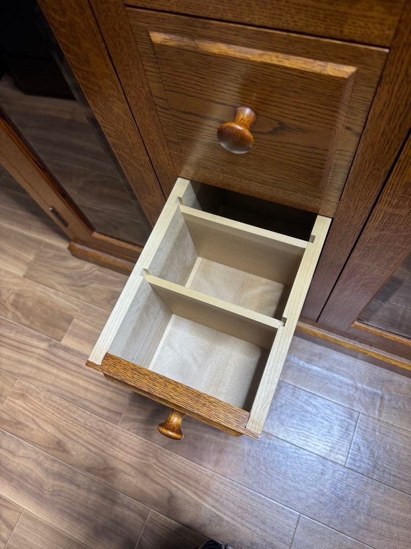 オークヴィレッジ ガラス扉付きキャビネット