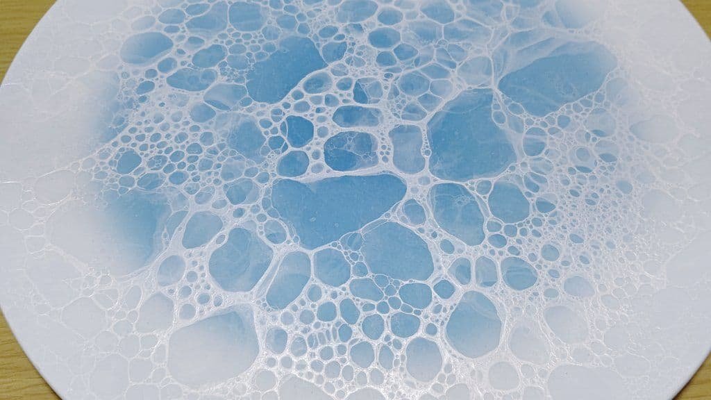 有田焼やま平窯元　やまへい泡AWA　30cm丸プレート　ライトブルー　水色　水面