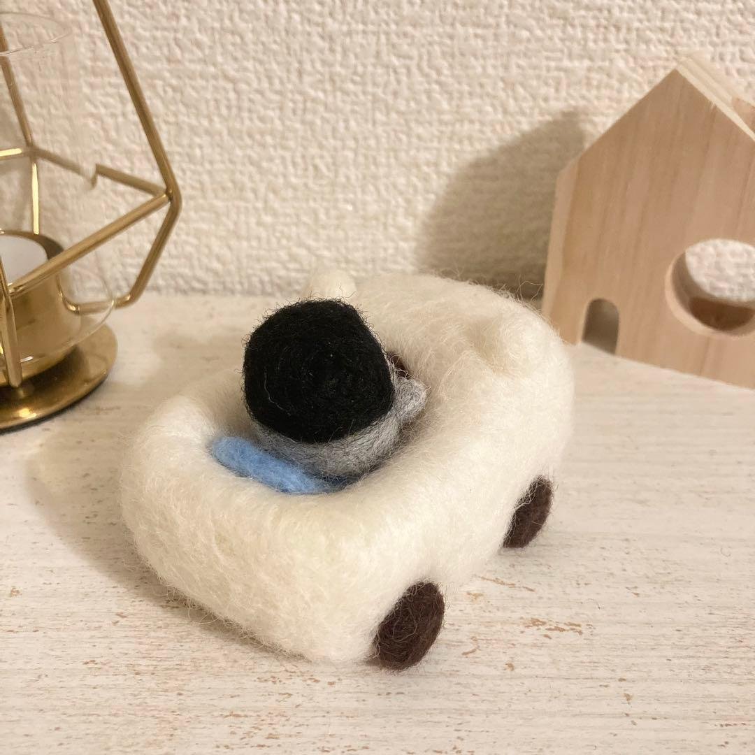 しろくまさん号に乗ったペンギンさん　羊毛フェルト
