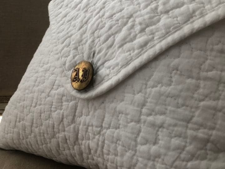 フランスアンティークモノグラムボタンのキルトクッションカバー　シルクのラベル