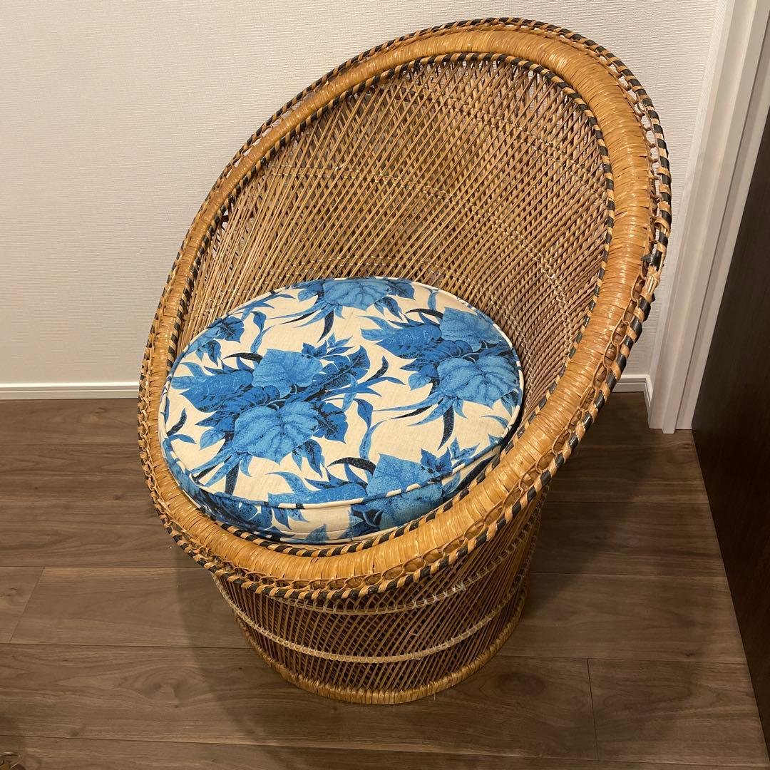 青いクッションが映える、エマニュエル風のラタン・チェア