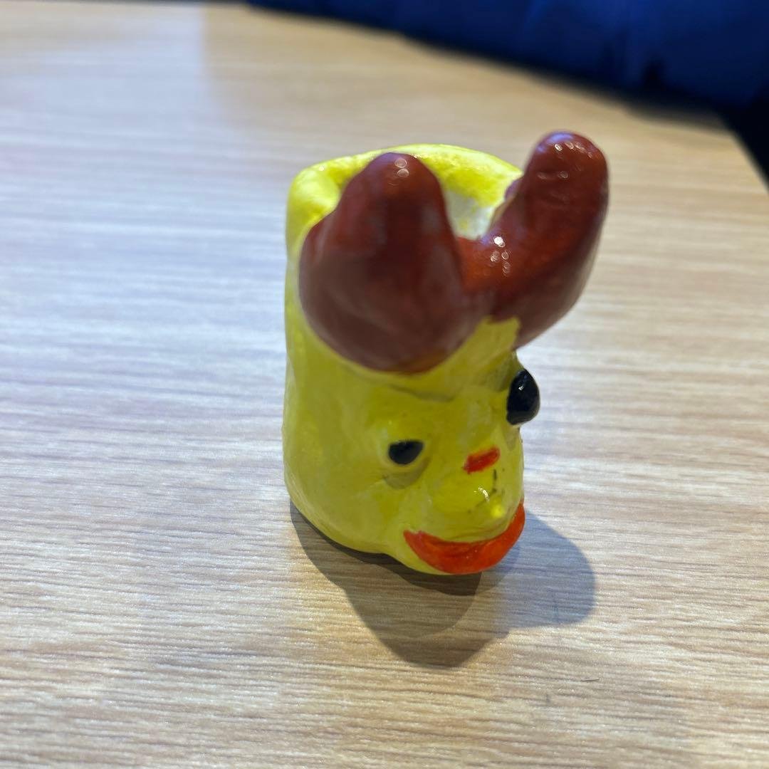 黄色の顔型小物入れ