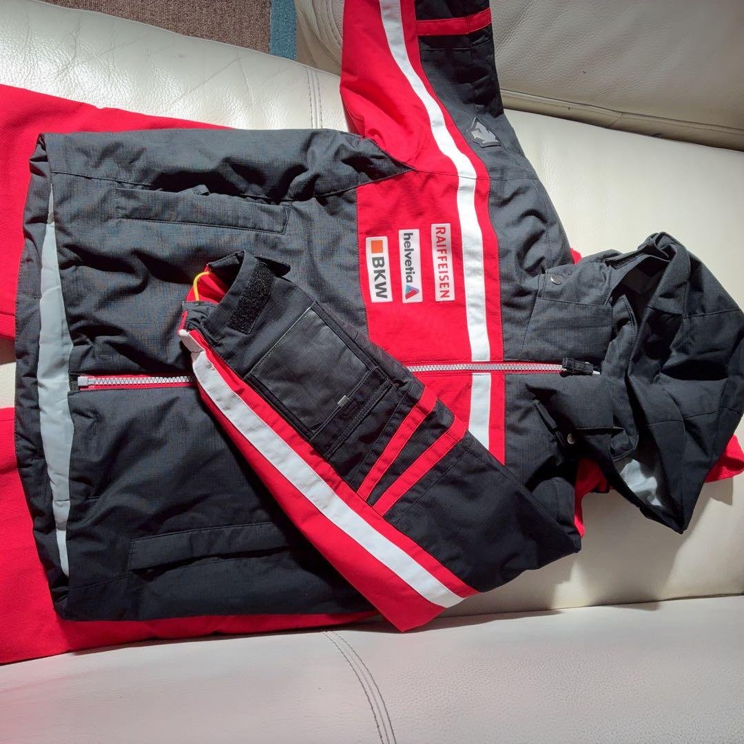 DESCENTE子ども用スキーウェア 黒/赤 フード付き